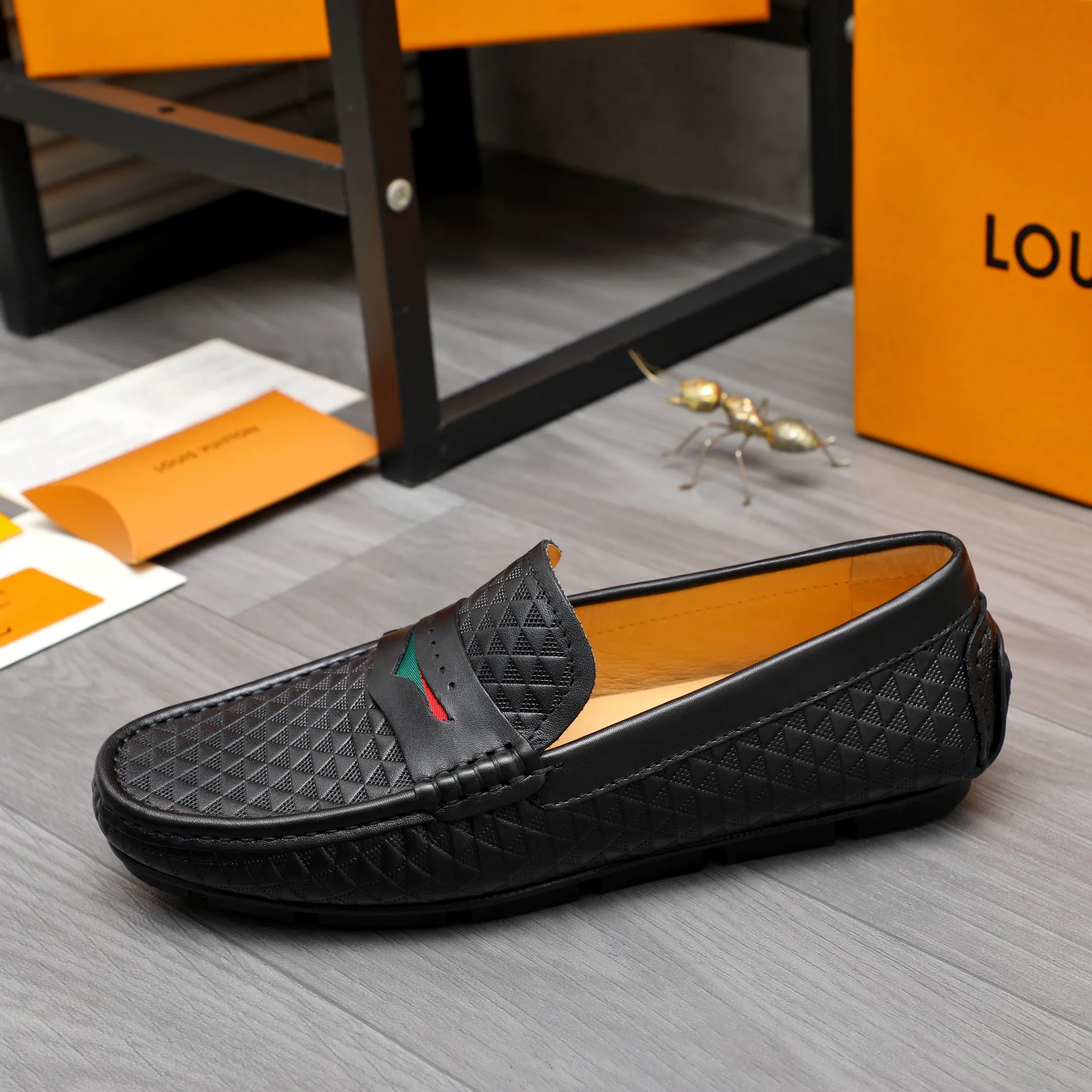 Men's shoes 💰360 Product trademark: LV "Louis Vuitton" casual slip-on men's shoes Regular size: 38-45 Product material: Selected embossed cowhide upper, pigskin lining, rubber outsole